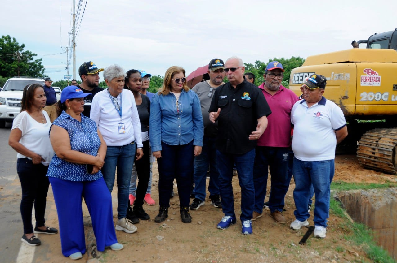 Alcalde Gustavo Fernández inspecciona trabajos de mantenimiento en cañada del sector La Charrasca
