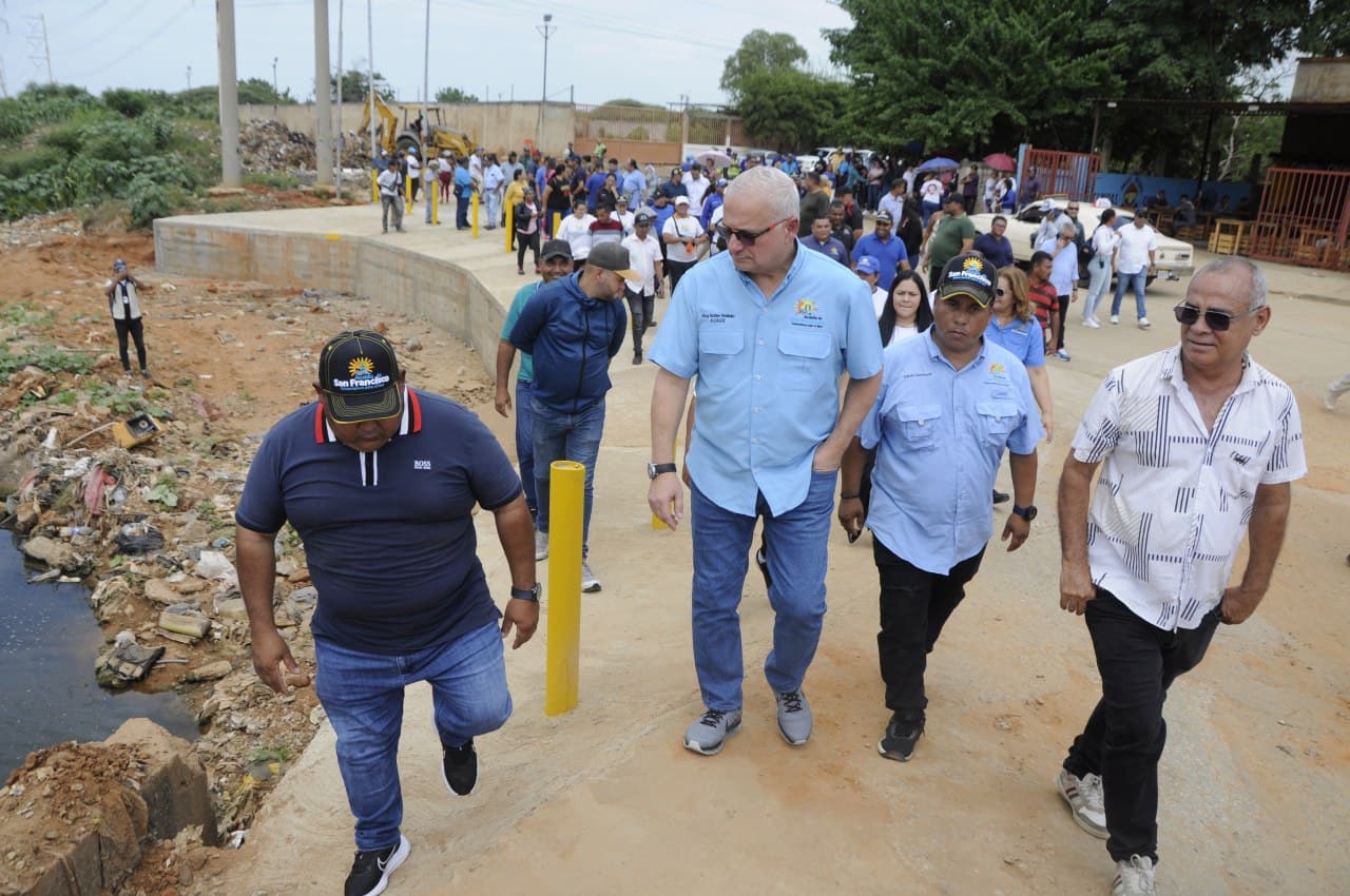 Alcalde Gustavo Fernández inspecciona trabajos de recuperación y reacondicionamiento en el Muro de la 200