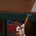Ronald Acuña Jr. se luce en los jardines con una joya para doble play
