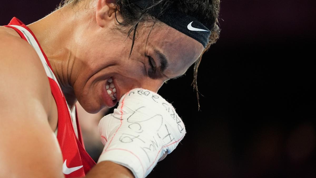 Imane Khelif no seguirá compitiendo en el boxeo femenino