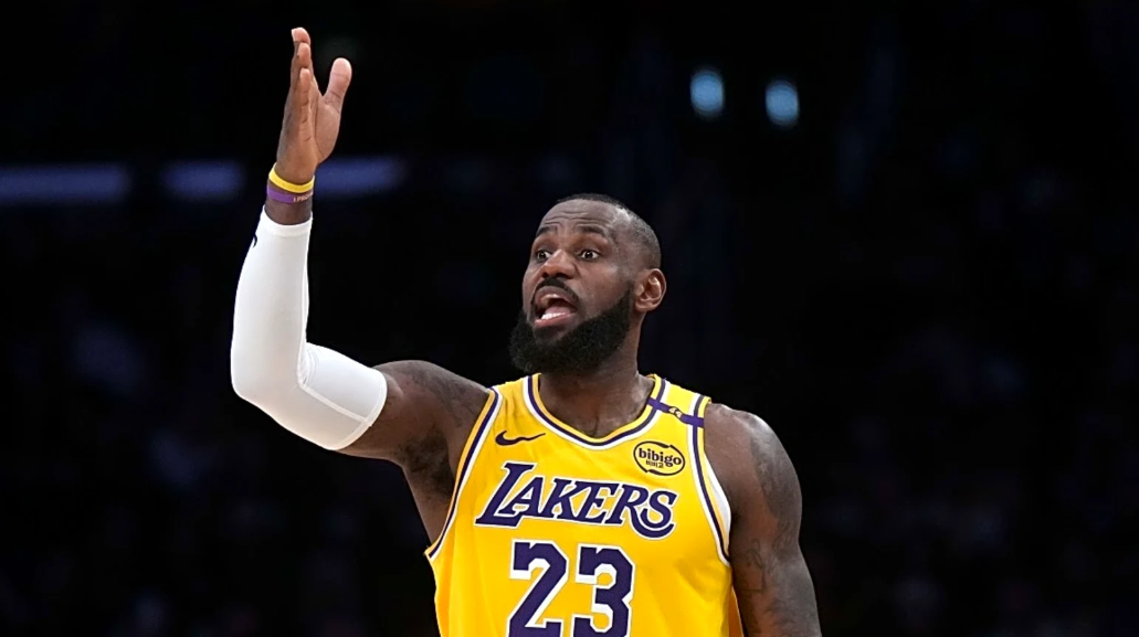 LeBron renovó por una temporada con los Lakers
