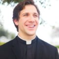 El padre David Moses: un jovencito que roba suspiros. Las muchachas dicen que es lindo