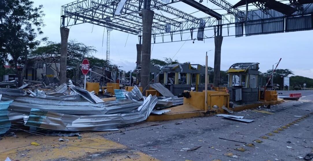 ¡Salga, esto va a estallar!: Gritaron a la taquillera del peaje que explotó, pero no le dio tiempo