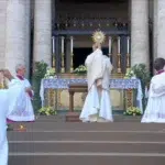 La imagen actual no tiene texto alternativo. El nombre del archivo es: procesion-leon-xiv-corpus-christi-vatican-media-5-220625-1750613206.webp