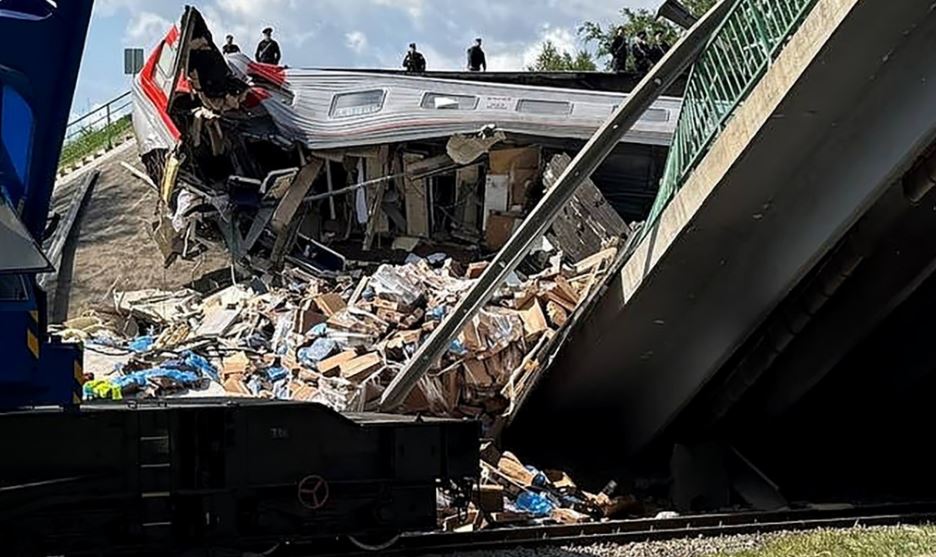Siete muertos y 70 heridos tras explotar dos puentes en Rusia: tras el atentado uno de ellos se desplomó sobre un tren de pasajeros