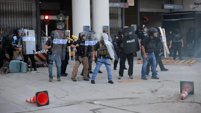 Al menos 44 detenidos en redadas de ICE ejecutadas en Los Ángeles