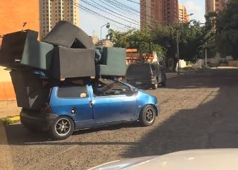 Twingo titánico: Un pequeño gigante mueve cinco muebles en Maracaibo