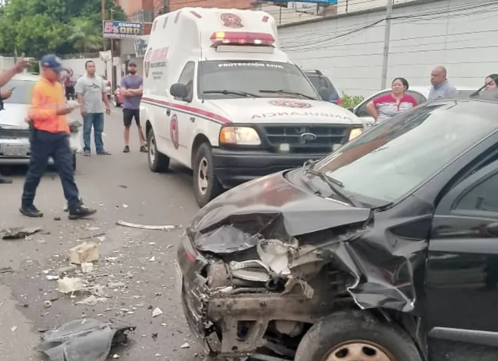 Choque entre dos carros dejó a sexagenario herido en El Milagro