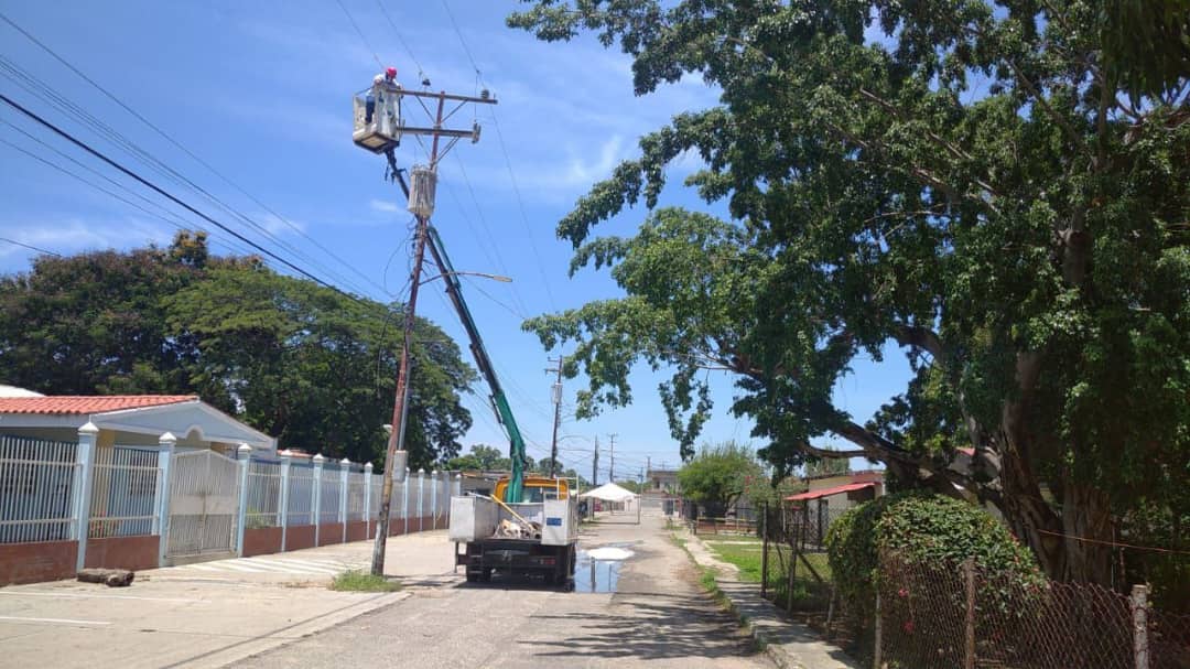 Corpoelec recuperó estructuras eléctricas afectadas por lluvias en Lagunillas