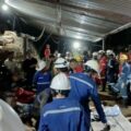 Rescatan a mineros que quedaron atrapados en mina colombiana