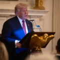 Mayoría de estadounidenses desaprueba política migratoria de Trump, según encuesta de CBS