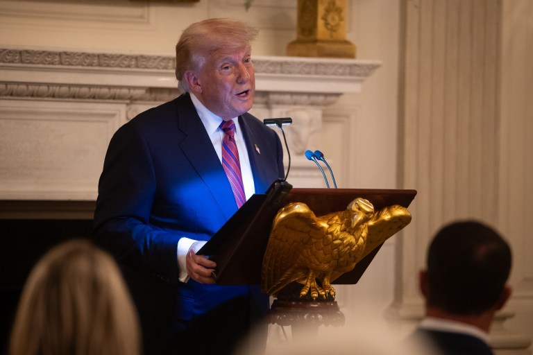 Mayoría de estadounidenses desaprueba política migratoria de Trump, según encuesta de CBS