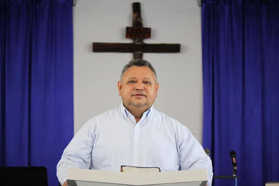 ICE detiene a pastor por exceder el tiempo de su visa hace más de 20 años