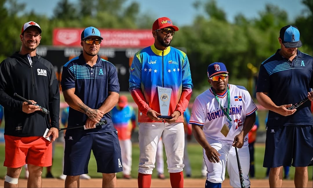 Maiker Pimentel se llevó el MVP de la Copa Mundial de Sóftbol