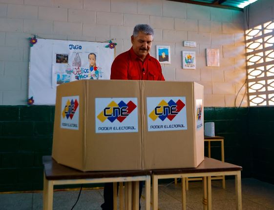 Gobernador Caldera al ejercer el voto: