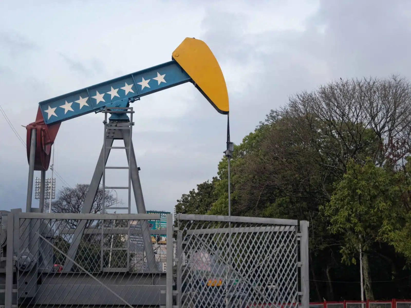 Venezuela mantiene su producción petrolera y recibe diluyentes para procesar crudo pesado: Bloomberg