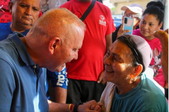 Di Martino entregó financiamiento en el barrio Villa Centenario de LUZ y 120 tanques con bombas de agua en Cecilio Acosta