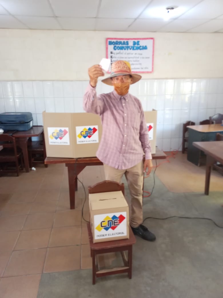 Candidato a la Alcaldía de La Guajira José Marín ejerció su derecho al voto