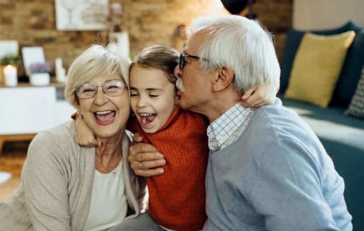 Hoy celebramos a los abuelos: Pilares de amor y sabiduría en el hogar