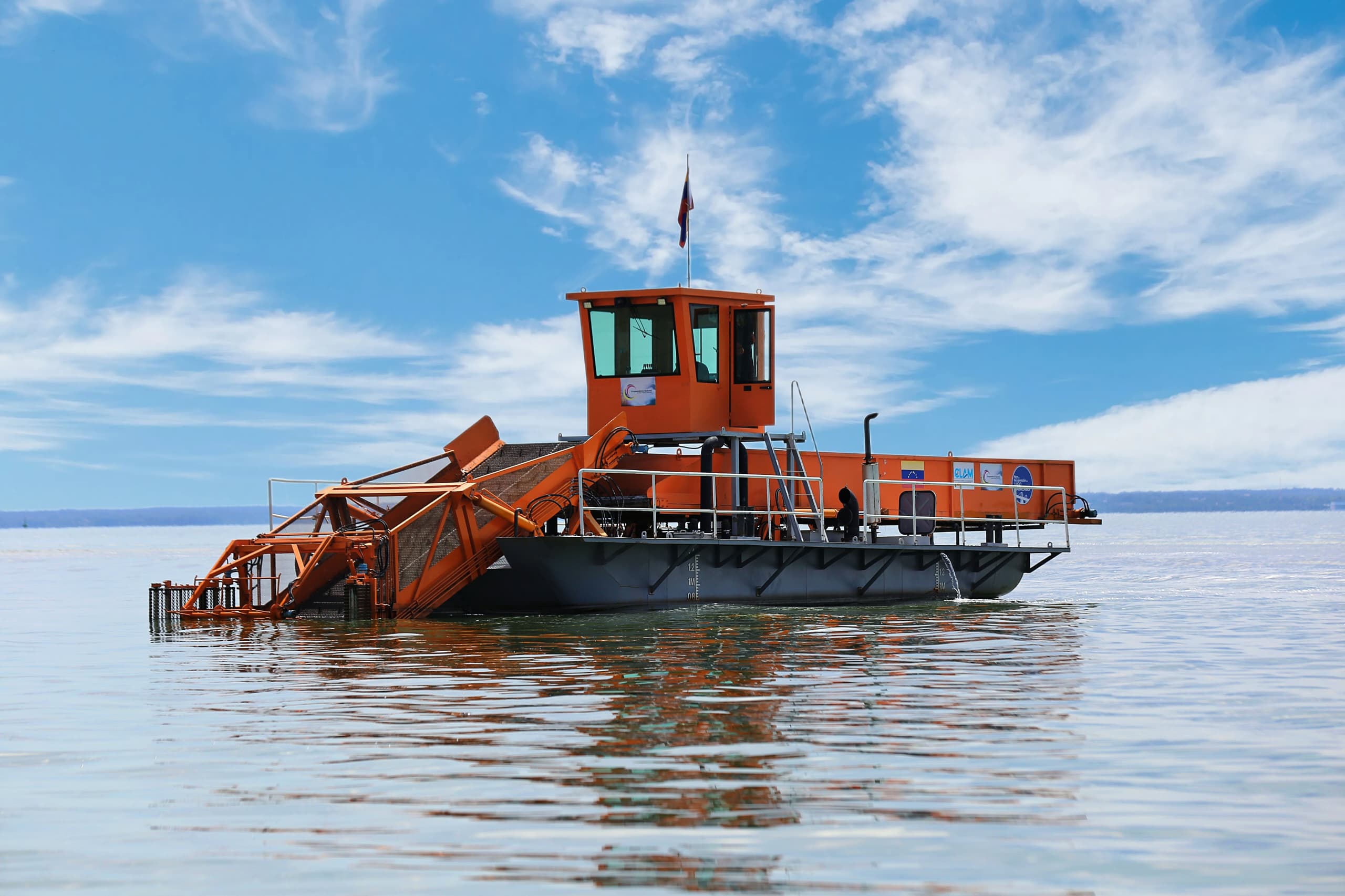 Despliegan embarcaciones Skimmers de Lago de Maasura acuática para jornada de saneamiento en el Lago de Maracaibo