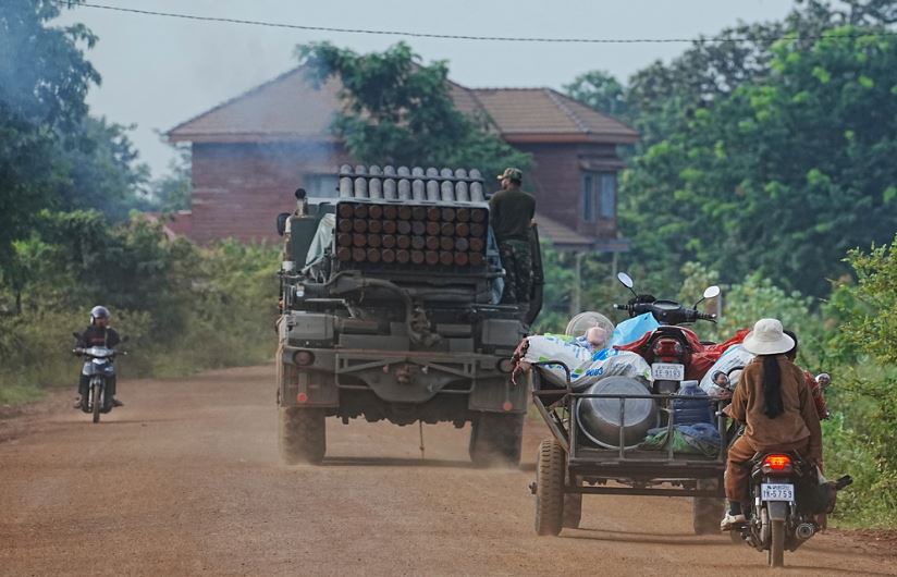 Enfrentamientos mortales entre Camboya y Tailandia continúan por tercer día consecutivo