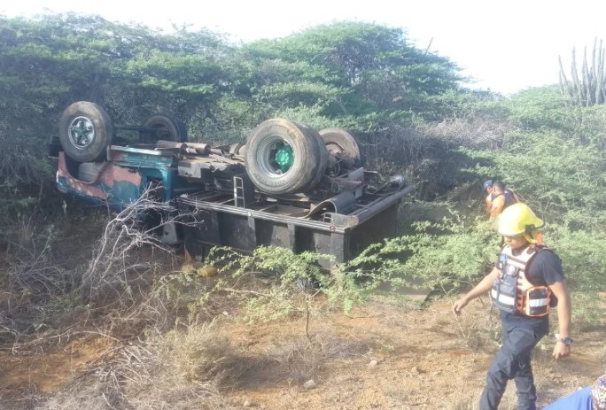 Un muerto y cinco heridos dejó colisión entre dos camiones volteo en Falcón