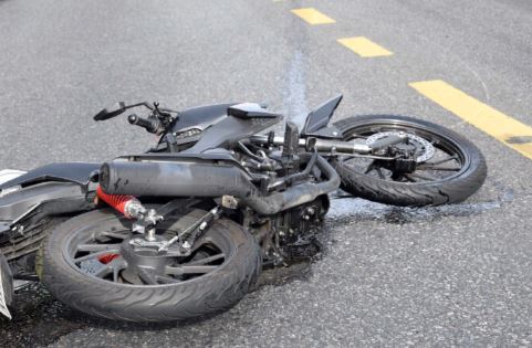 Estruendosos accidentes de tránsito colapsaron algunas vías de Maracaibo: Dos jóvenes hacían motopiruetas