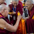 El líder espiritual tibetano Dalái lama llegó a frontera de India con China en medio de las presiones por hallar sucesor