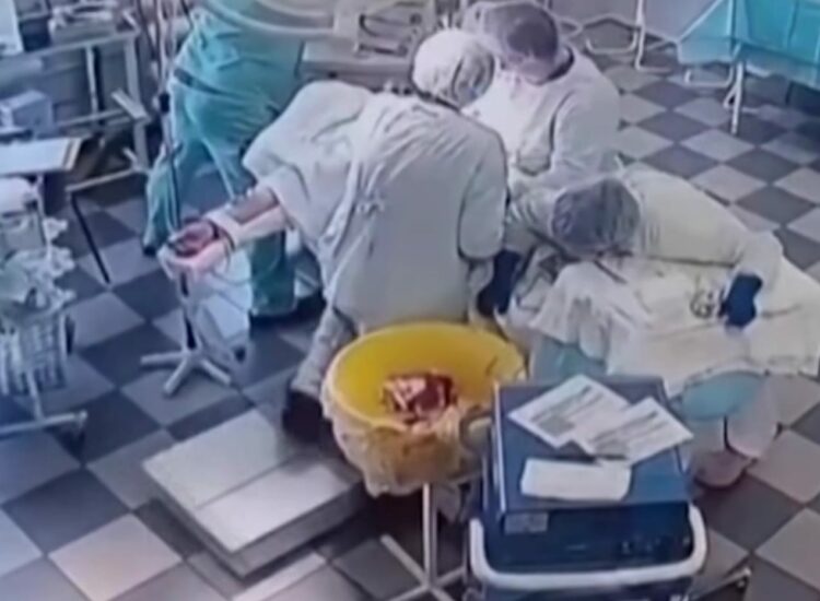 Médicos oncólogos continuaron operando a un paciente durante el terremoto de 8.8 en Rusia: Serán galardonados por su heroica labor