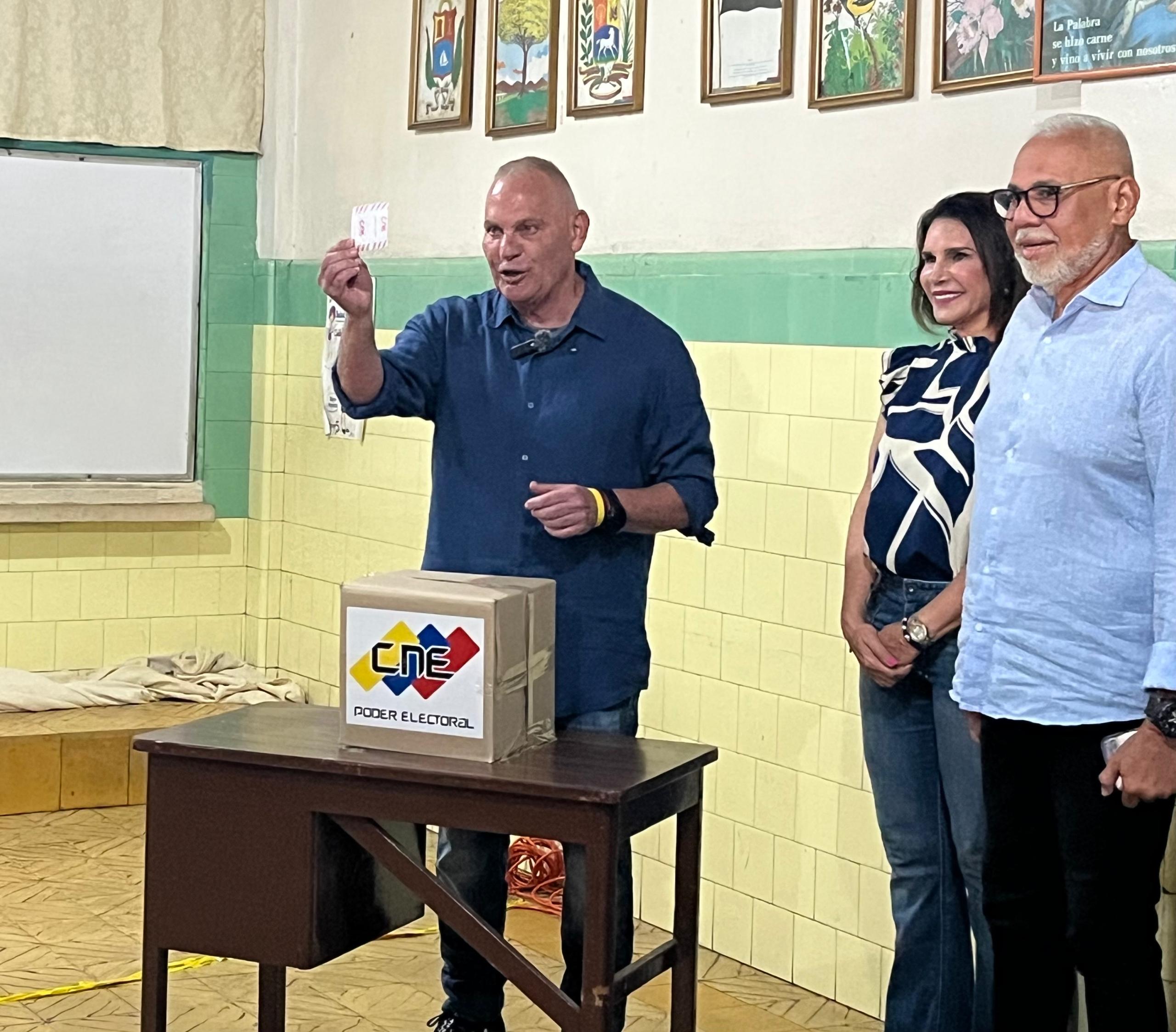 Candidato Gian Carlo Di Martino ejerce su derecho al voto