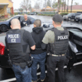 Llegaron al país madre e hijo que pidieron ser deportados juntos