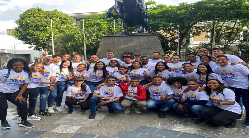 Jóvenes se preparan para ejercer su voto en la Primera Consulta Popular de este 27-Jul