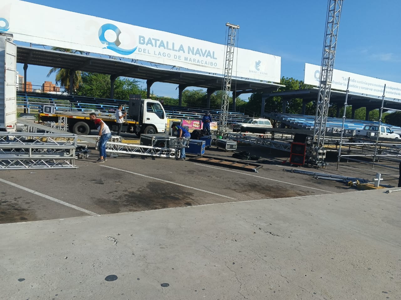 Preparan el escenario en la Vereda del Lago para la fiesta de los Niños esta tarde