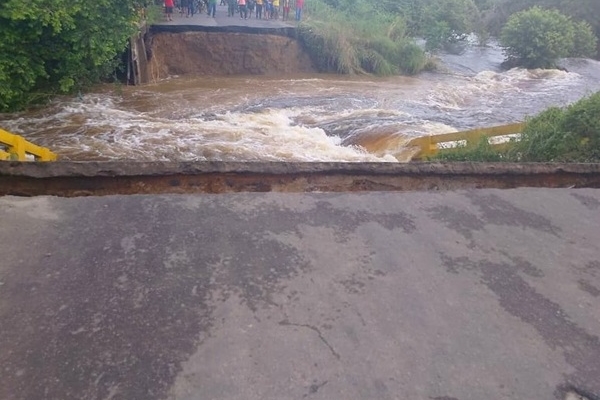Colapsó el puente que comunica Bruzual con Mantecal en Apure tras fuertes lluvias