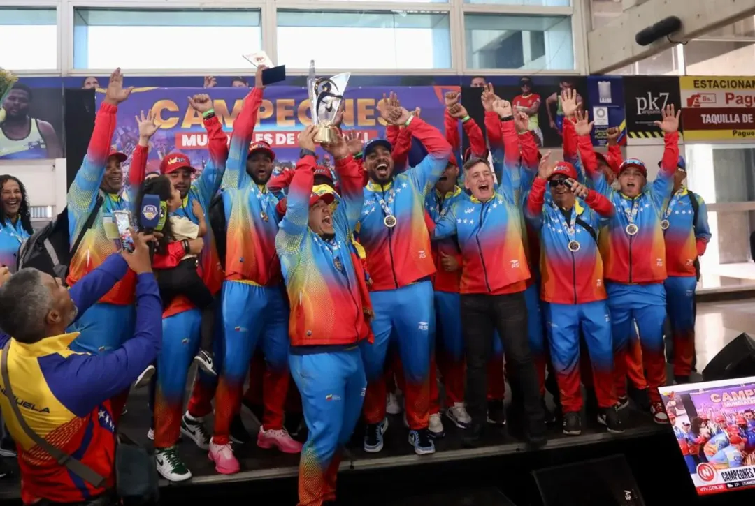 La selección venezolana de sóftbol retornó al país como campeona del mundo