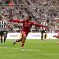 Liverpool vence sobre la hora al Newcastle con gol del adolescente Ngumoha