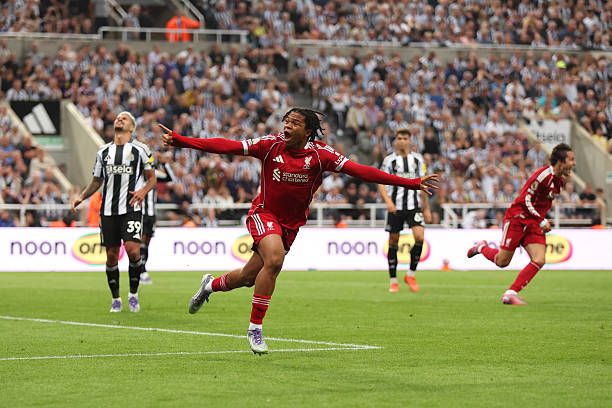 Liverpool vence sobre la hora al Newcastle con gol del adolescente Ngumoha