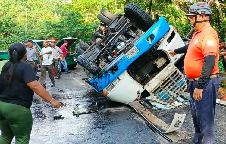 Cuatro heridos dejó vuelco de una buseta de transporte público en la Villa del Rosario
