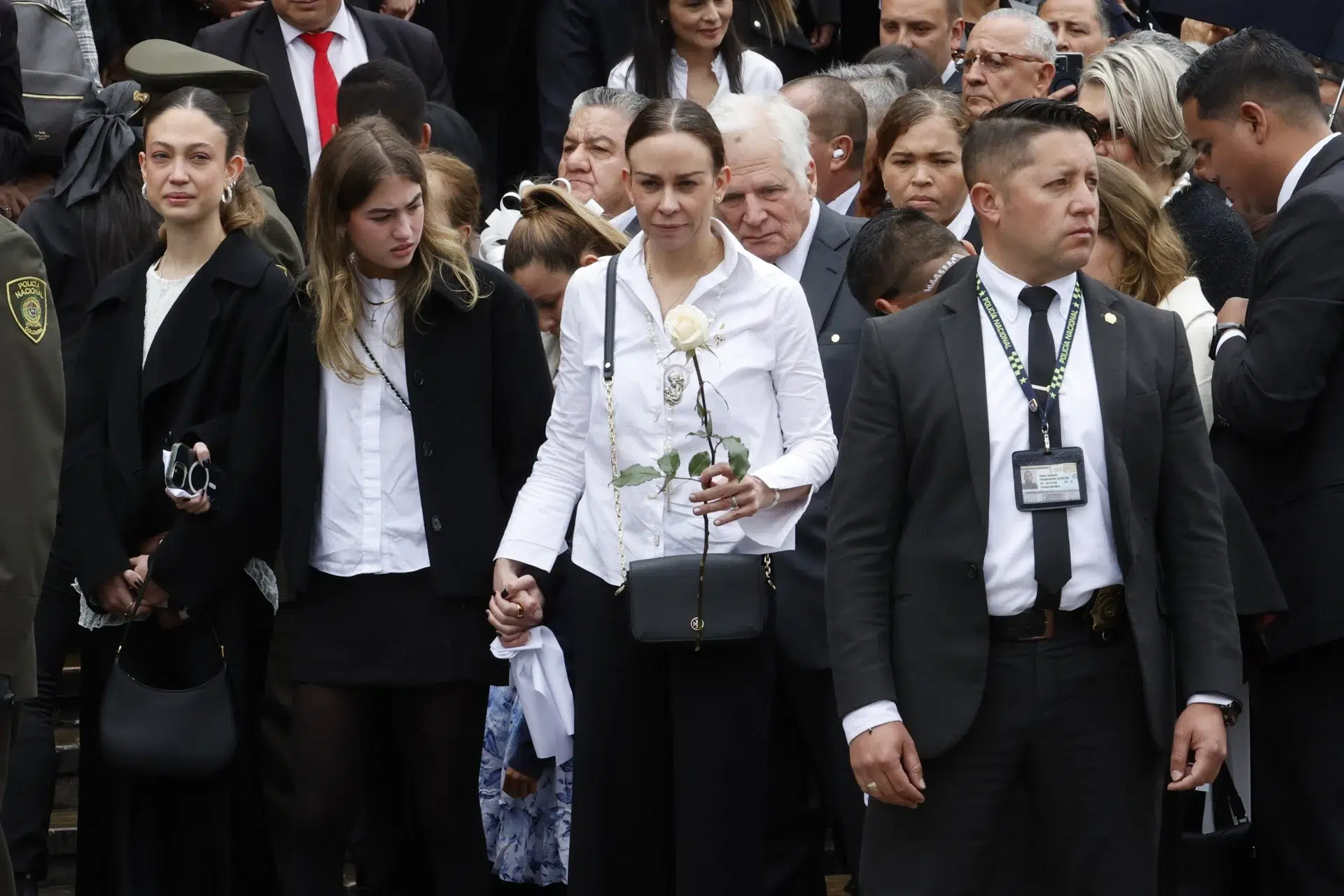 María Claudia Tarazona, viuda de Miguel Uribe Turbay se solidariza con las familias de los policías asesinados en atentado