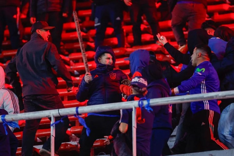Dejan en libertad a 104 hinchas chilenos detenidos en Argentina