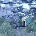 Diez muertos y 37 heridos al caer un bus a un río en la sierra de Perú