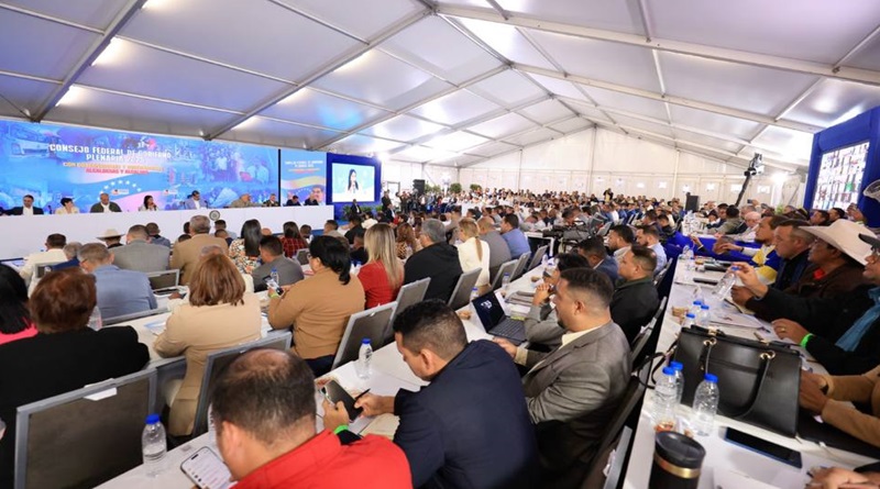 Maduro ordenó a Jorge Rodríguez revisar la Ley del Consejo Federal de Gobierno para incluir circuitos comunales