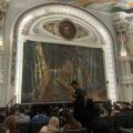 Así se encuentra el escenario del Teatro Baralt antes de comenzar la gala del Miss Zulia 2025