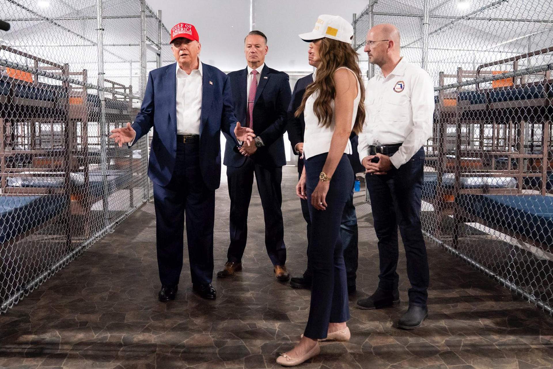 Juez ordena a Trump cerrar centro de detención para migrantes 