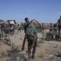 Un muerto al caerle encima un paquete con ayuda humanitaria lanzada desde el aire en Gaza