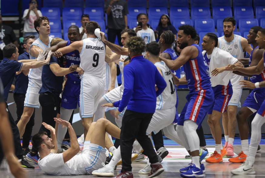 Dominicanos y argentinos se fueron a los golpes en segunda jornada de la AmeriCup 2025