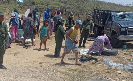 Un muerto y once heridos tras vuelco de un camión en Guajira: Entre las víctimas hay varios niños