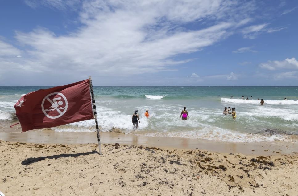 EEUU ordena evacuaciones en islas de Carolina del Norte por paso de huracán Erin