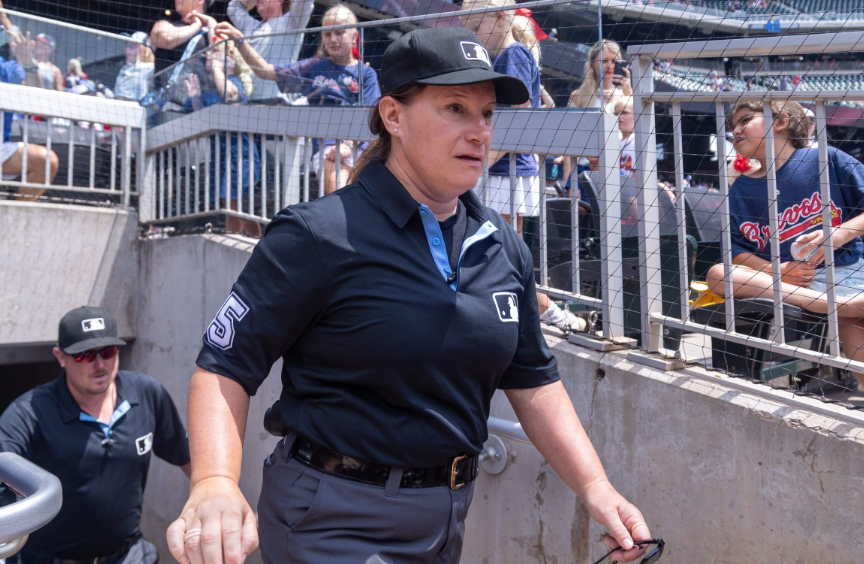 ¡Histórico! Jen Pawol es la primera mujer en arbitrar un juego de temporada regular de Grandes Ligas