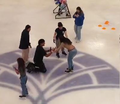 Propuesta de matrimonio sobre hielo se vuelve viral en Maracaibo